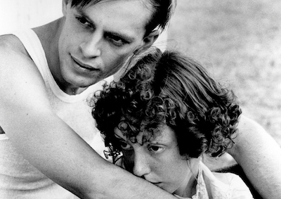 Keith Carradine wrapping his arms around Shelley Duvall.